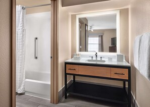 Combined shower/tub, free toiletries, hair dryer, towels - Homewood Suites by Hilton Baltimore-BWI Airport (Linthicum Heights)