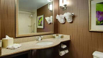 Combined shower/tub, free toiletries, hair dryer, towels