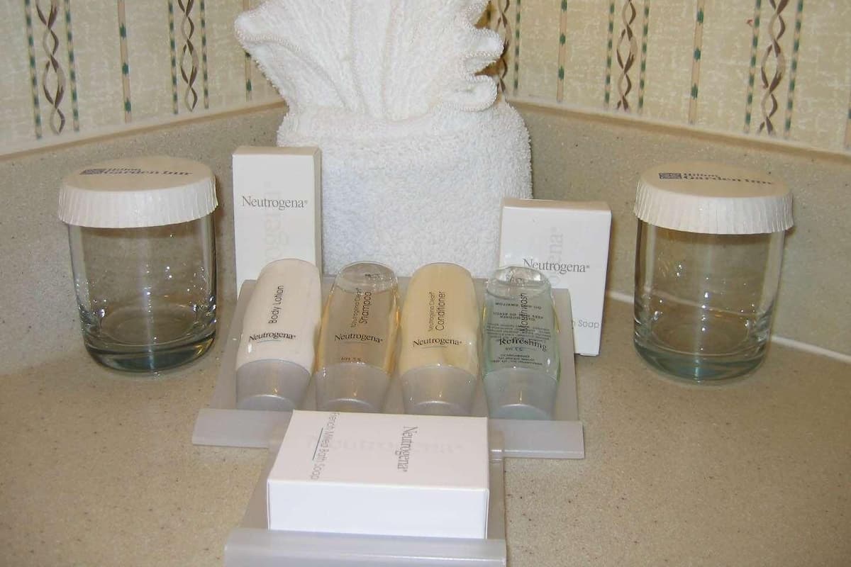 Combined shower/tub, free toiletries, hair dryer, towels