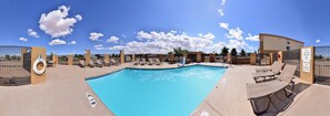 Una piscina al aire libre de temporada