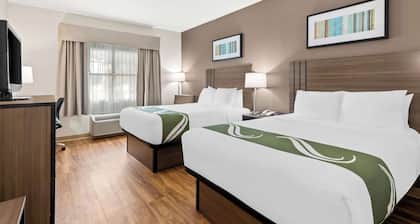 Quality Inn Fayetteville near Historic Downtown Square