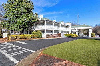 Quality Inn Fayetteville near Historic Downtown Square