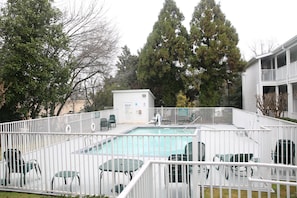 Piscine extérieure (ouverte en saison)