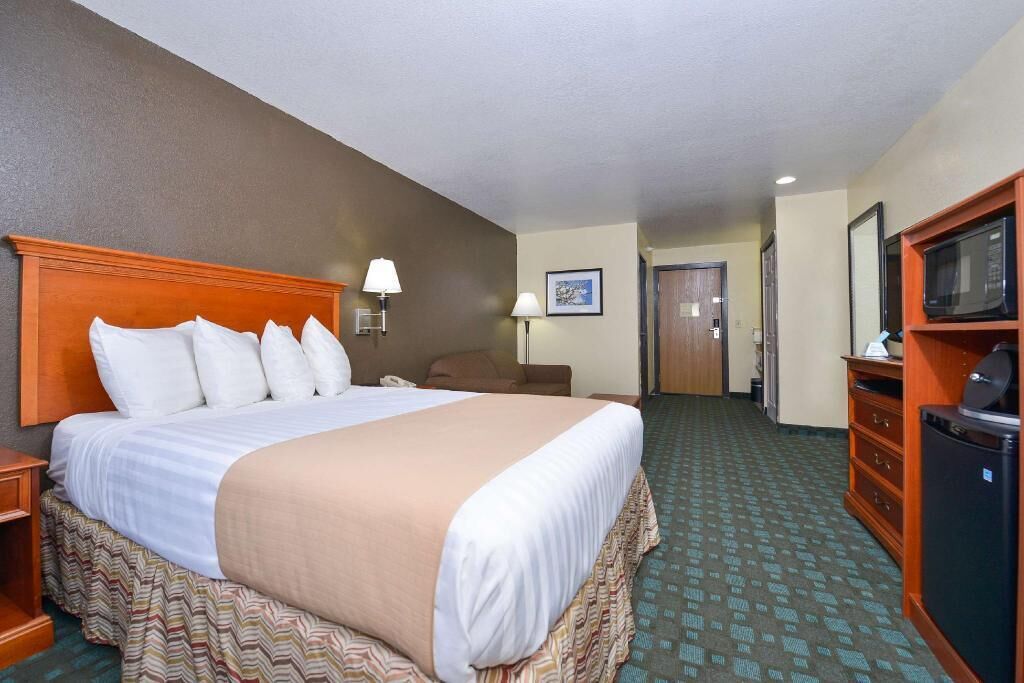 Desk, blackout curtains, iron/ironing board, free WiFi