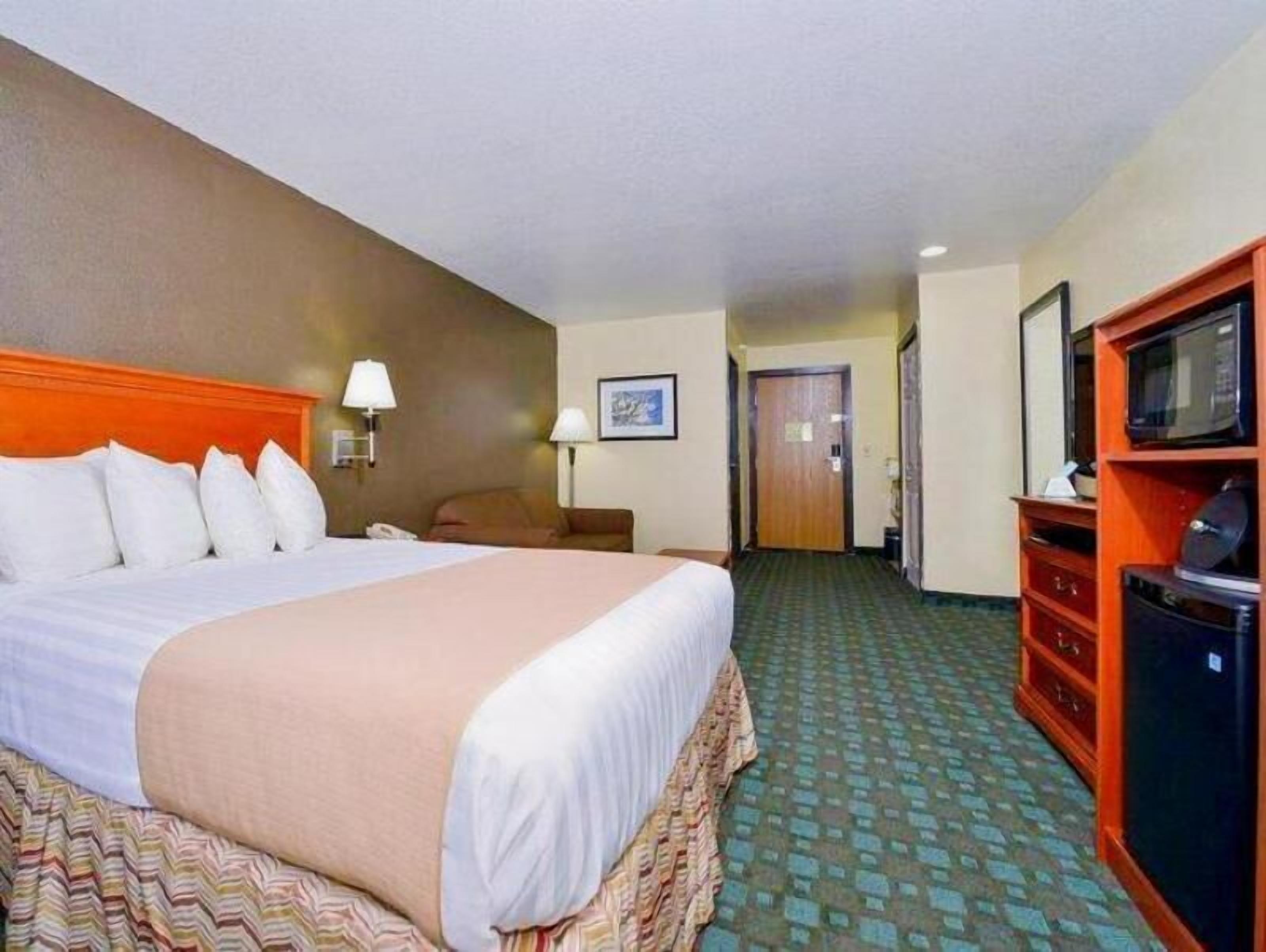 Desk, blackout curtains, iron/ironing board, free WiFi