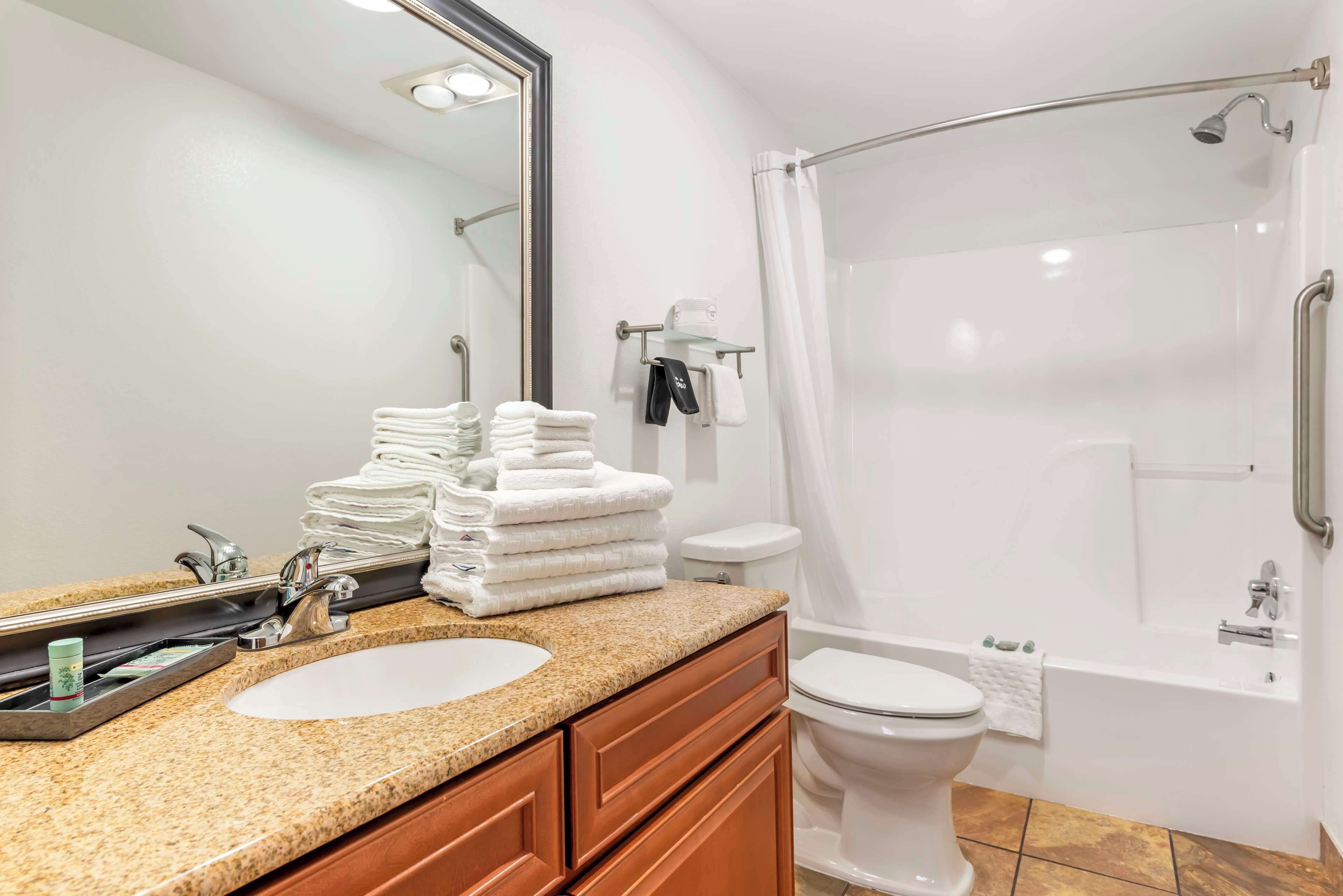 standard room, 1 king bed, non smoking, kitchenette | bathroom | combined shower/bathtub, free toiletries, hair dryer, towels