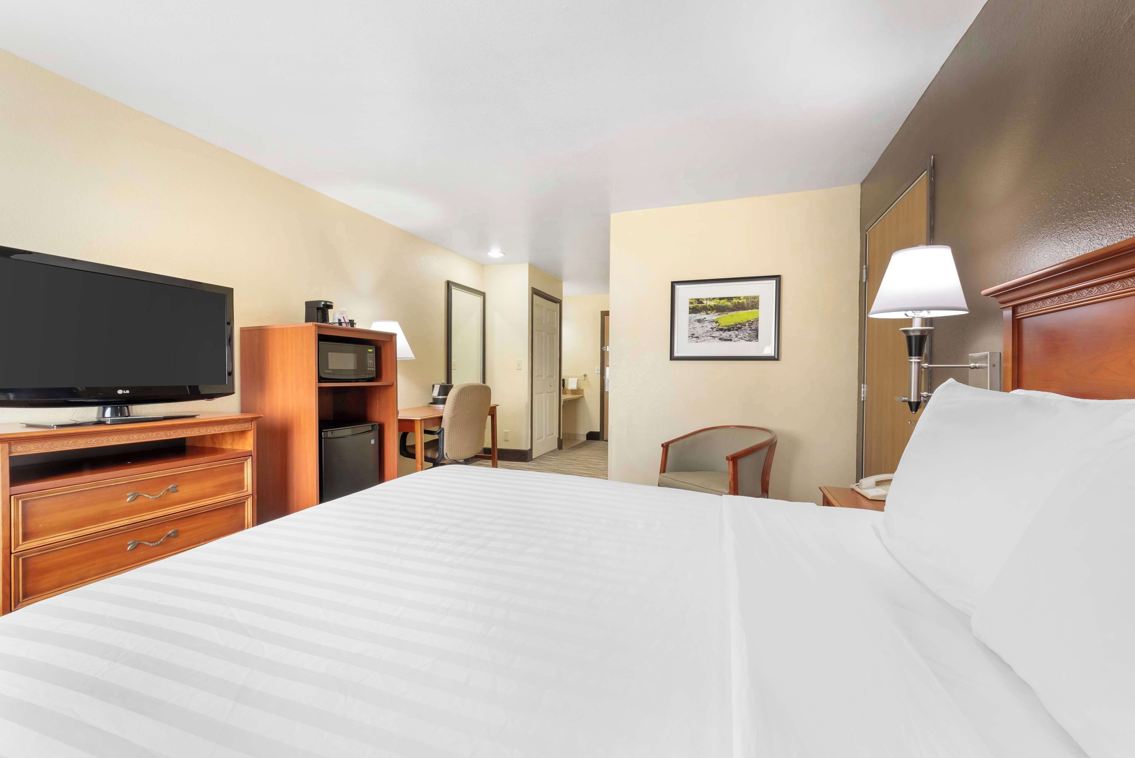 desk, blackout curtains, iron/ironing board, free wifi