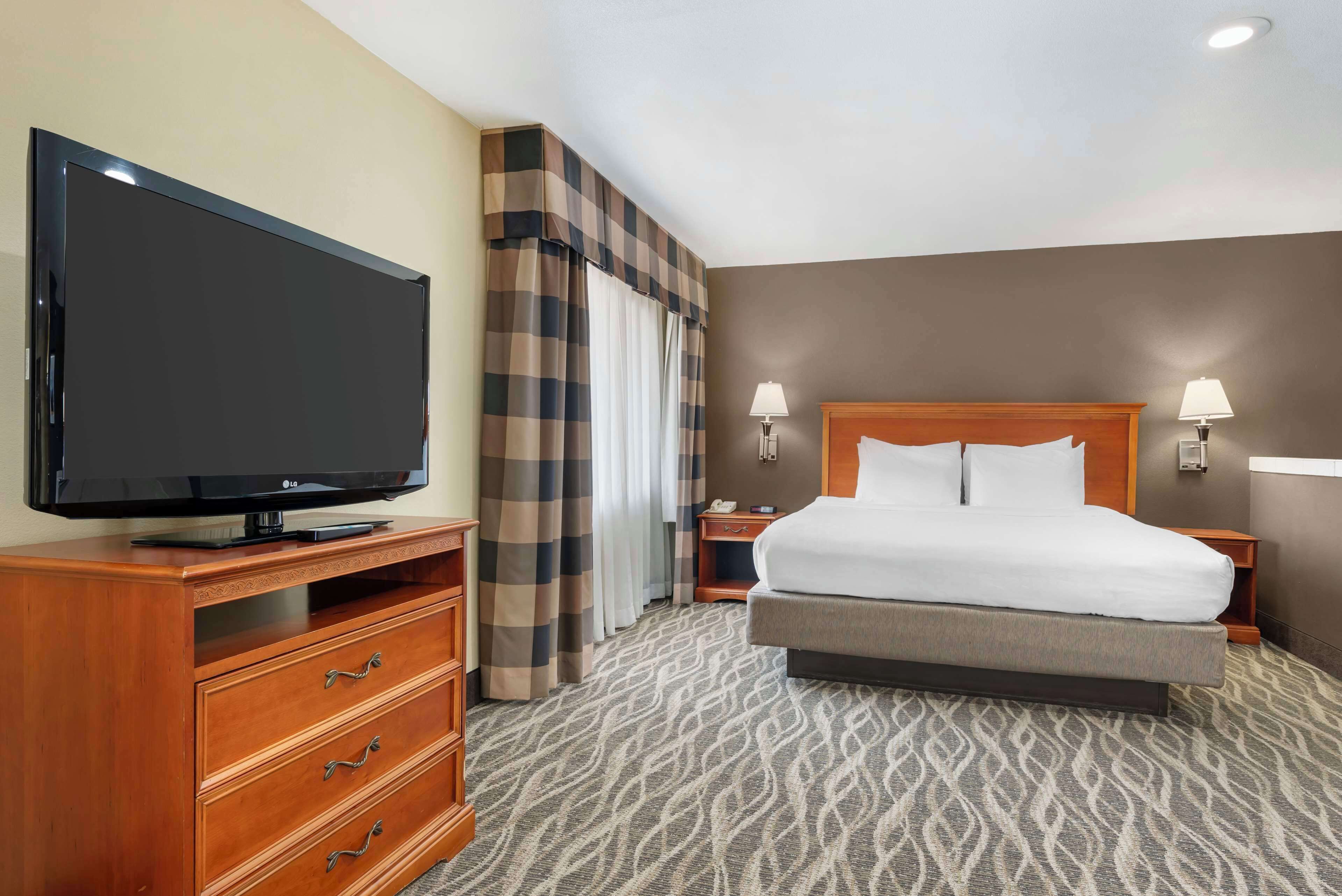 suite, 1 king bed, non smoking, jetted tub | desk, blackout curtains, iron/ironing board, free wifi