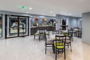 Petit déjeuner continental compris en semaine