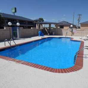 Una piscina al aire libre de temporada