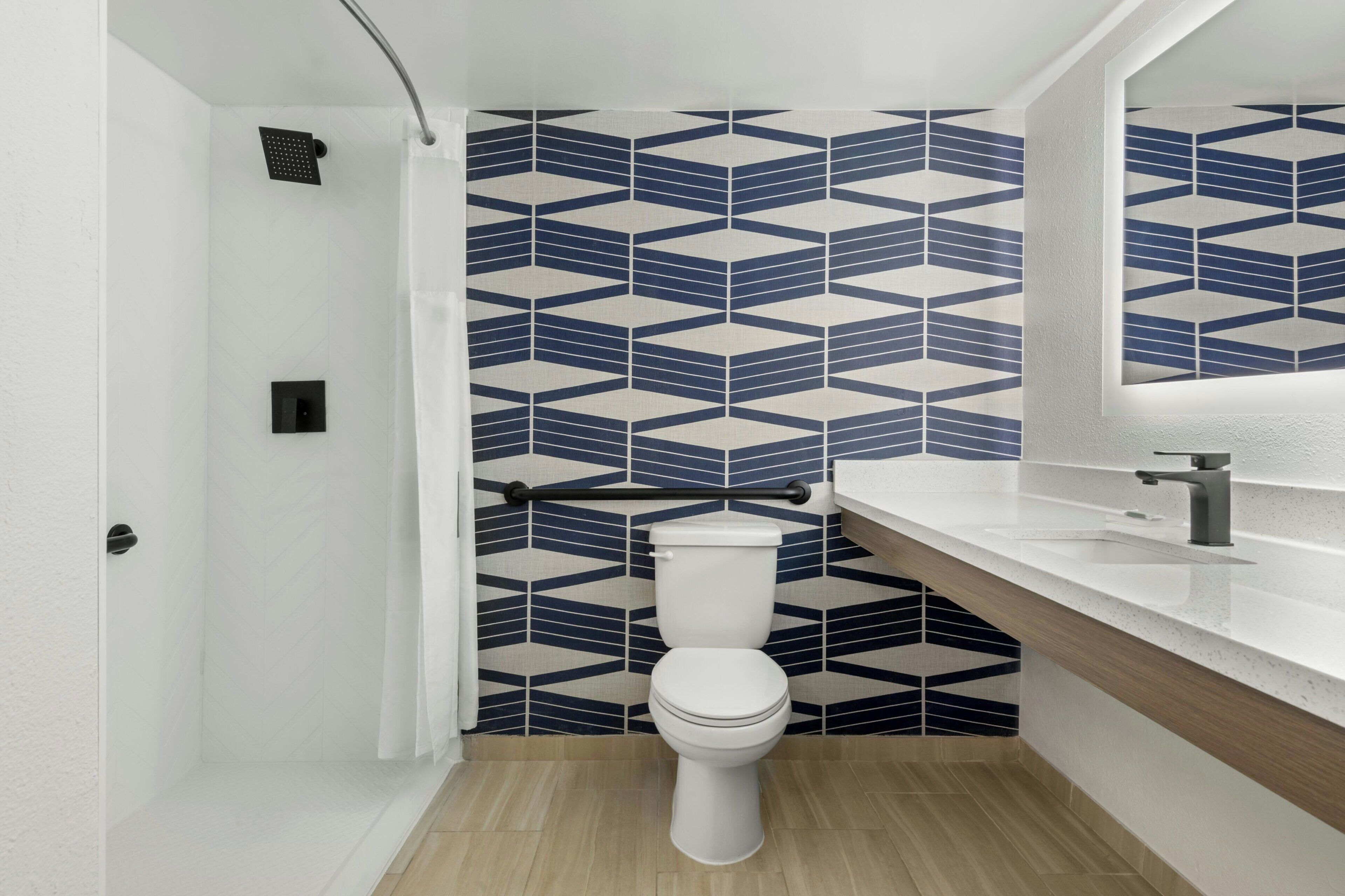 Combined shower/tub, free toiletries, hair dryer, towels