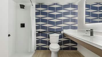 Combined shower/tub, free toiletries, hair dryer, towels