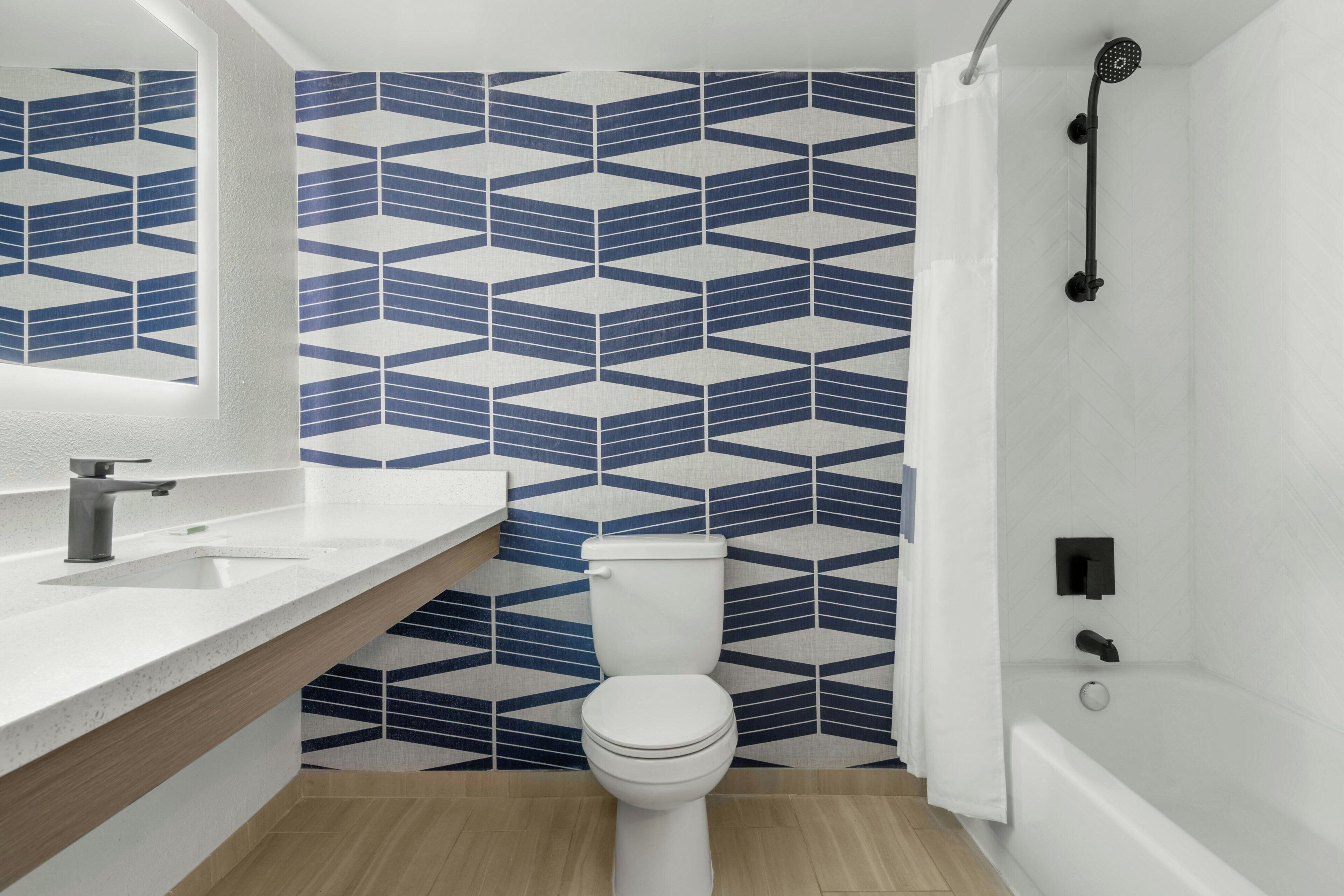Combined shower/bathtub, free toiletries, hair dryer, towels
