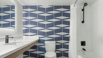 Combined shower/bathtub, free toiletries, hair dryer, towels