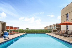 Piscine extérieure, parasols, chaises longues