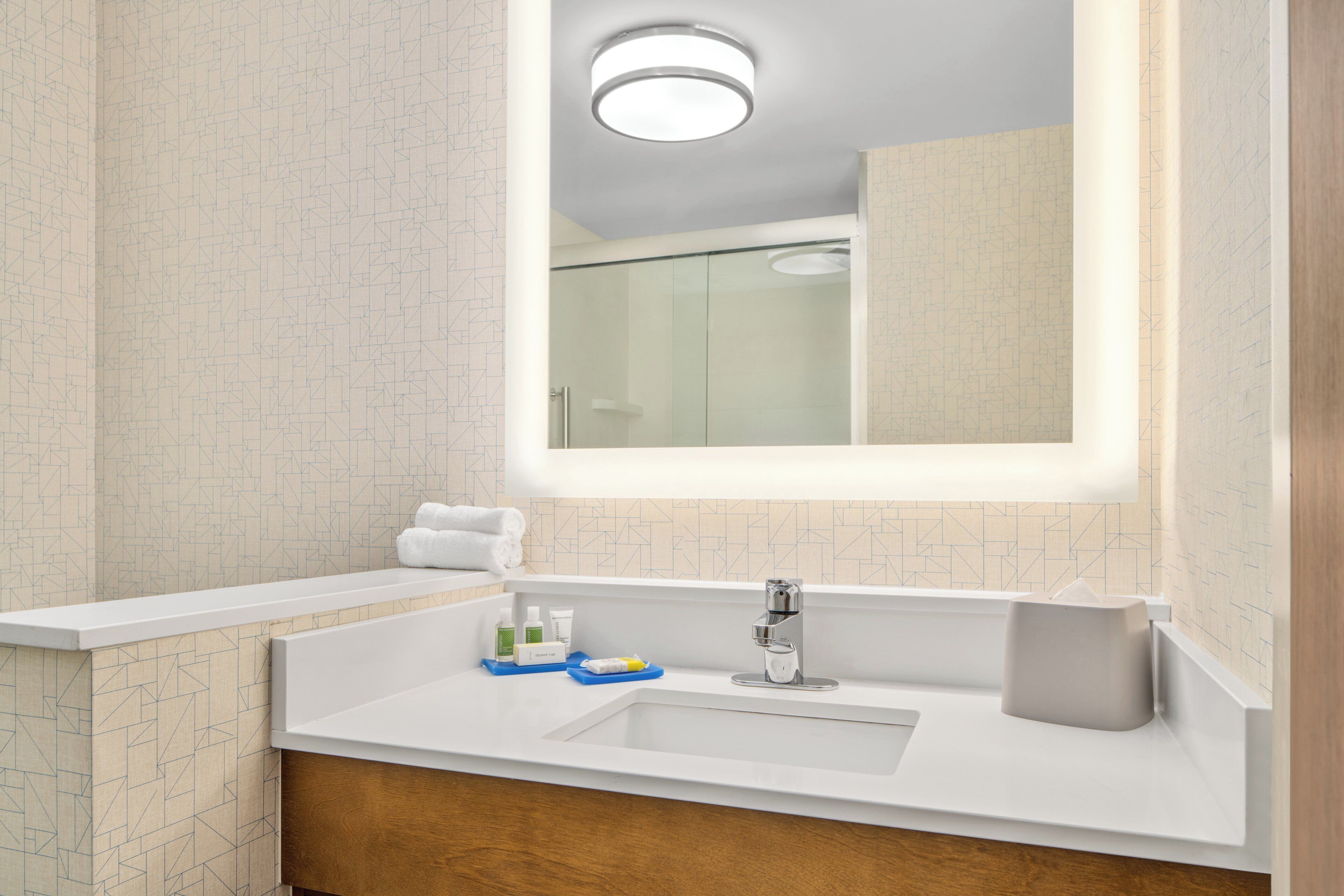 Hydromassage showerhead, eco-friendly toiletries, hair dryer, towels