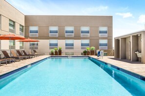 Outdoor pool, open 8:00 AM to 8:00 PM, pool umbrellas, pool loungers - Holiday Inn Express Ft. Lauderdale Cruise-Airport by IHG (Fort Lauderdale)