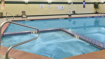 Una piscina techada, sillones reclinables de piscina