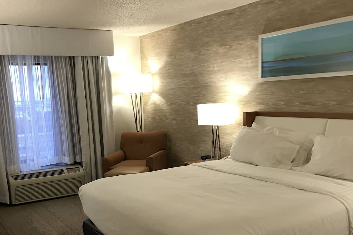 1 chambre, bureau, fer et planche à repasser, lits bébé (gratuits)