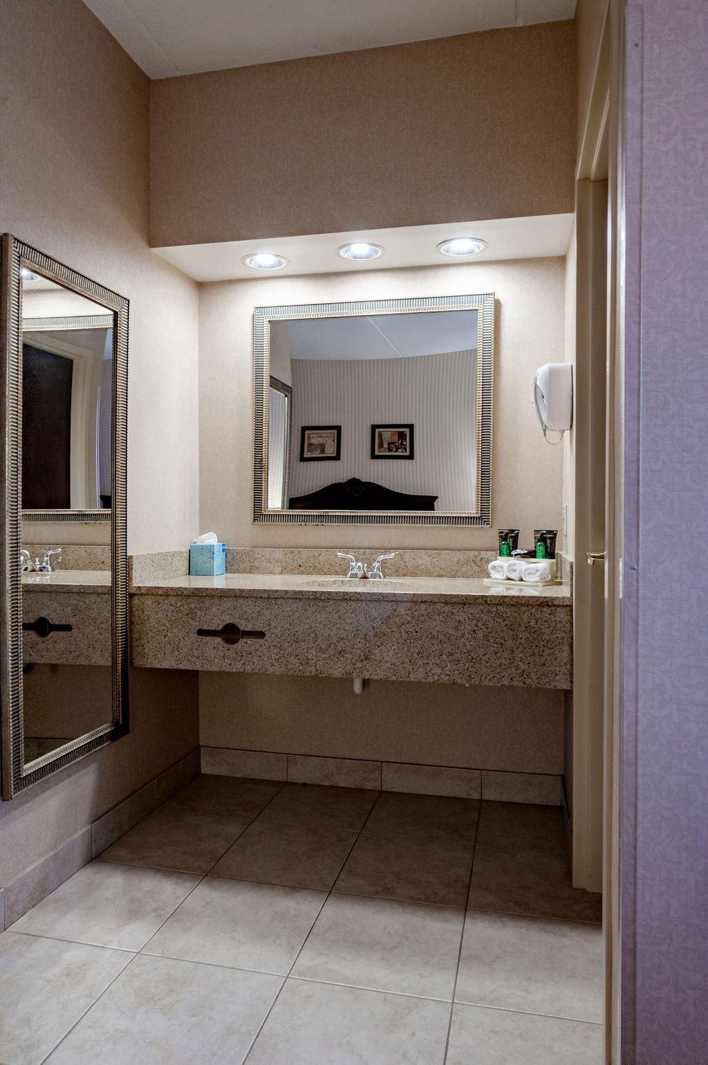 rainfall showerhead, free toiletries, hair dryer, towels