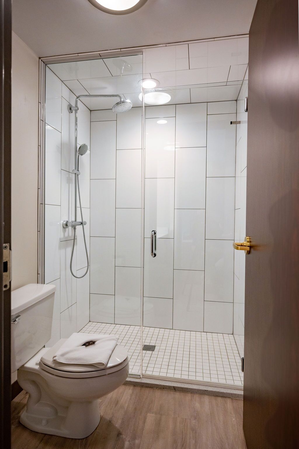 rainfall showerhead, free toiletries, hair dryer, towels