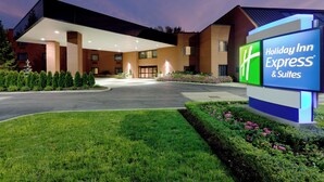 A Holiday Inn Express & Suites with a modern building, a well-maintained lawn, and a clear sky. - Holiday Inn Express Mentor Banquet Center by IHG (Mentor)