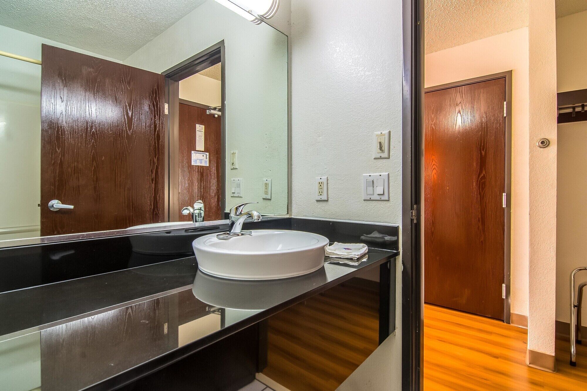 Suihkun ja ammeen yhdistelmä, pyyhkeet