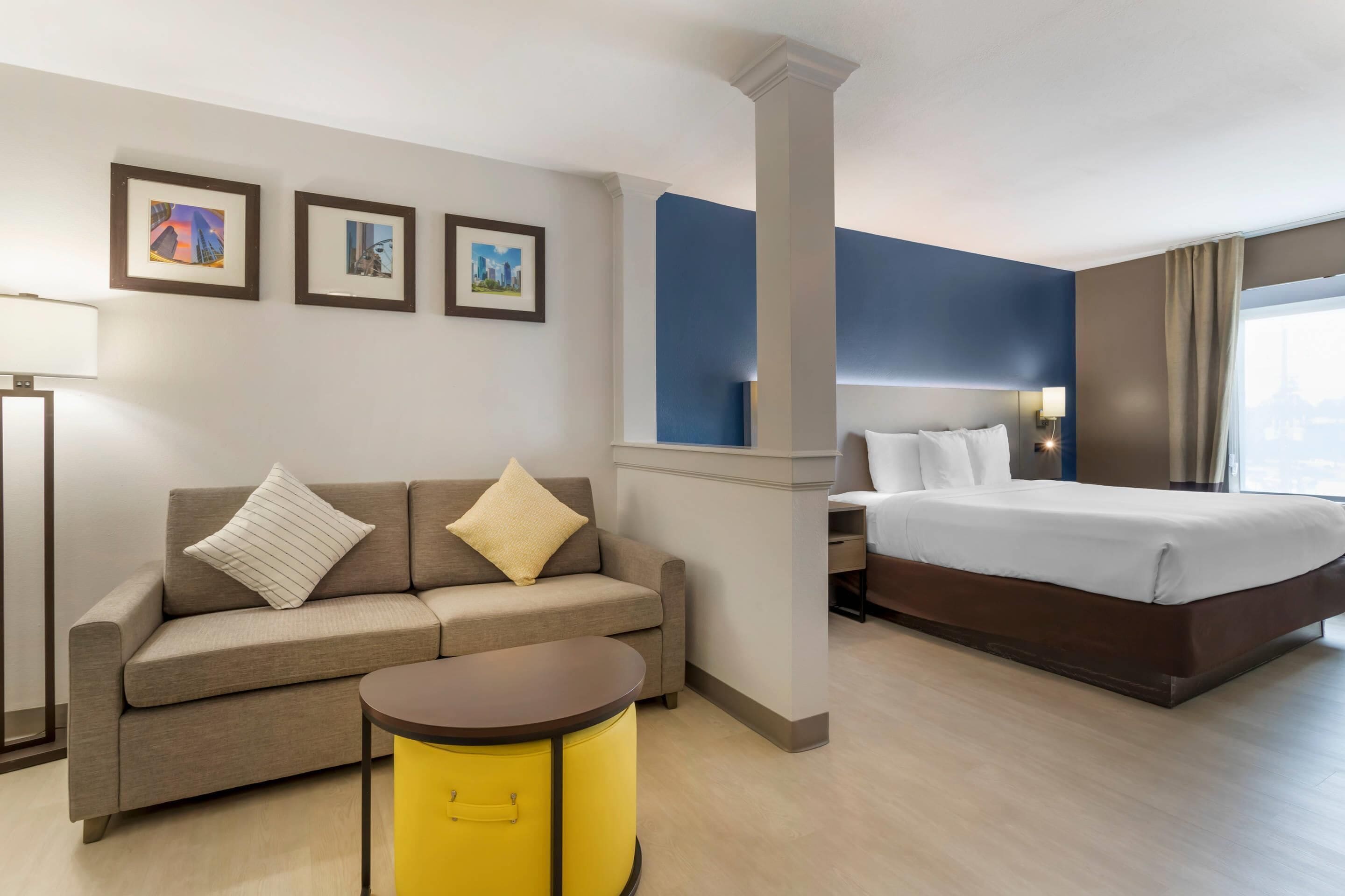 Bureau, fer et planche à repasser, lits bébé (gratuits)