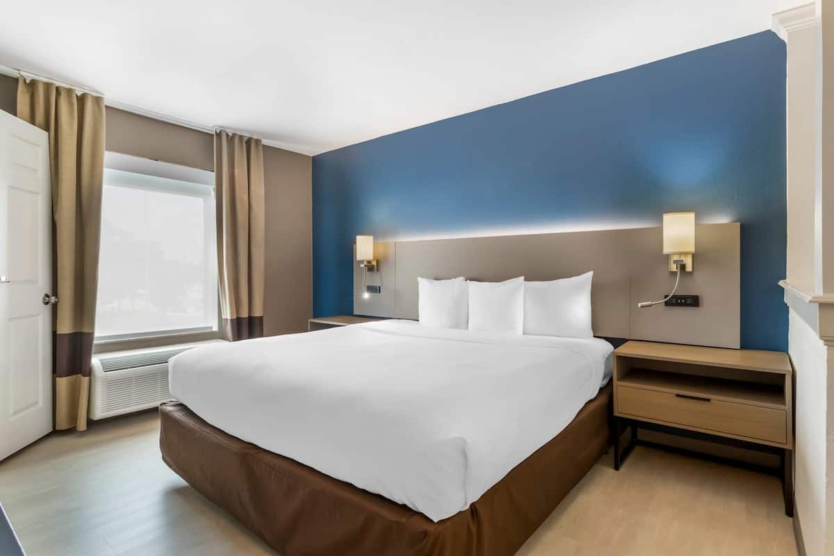 Suite, 1 King Bed with Sofa bed, Accessible, Non Smoking | Desk, iron/ironing board, free cots/infant beds, rollaway beds