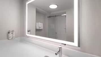 Gratis toiletartikelen, een haardroger, handdoeken, zeep