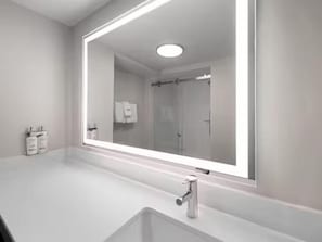 Amenidades de baño gratuitas, secadora de cabello, toallas, jabón
