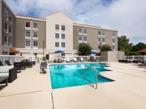 Seasonal outdoor pool - Holiday Inn Express Greenville by IHG (Greenville)