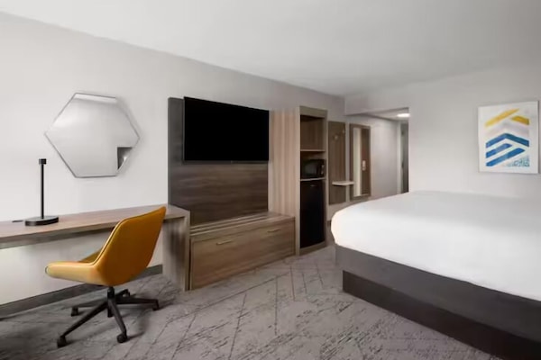 Standard Room | In-room safe, desk, laptop workspace, iron/ironing board