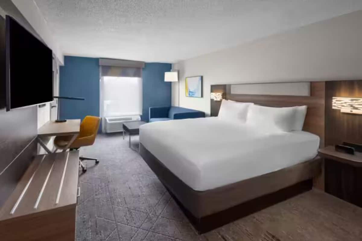 In-room safe, desk, iron/ironing board, cots/infant beds