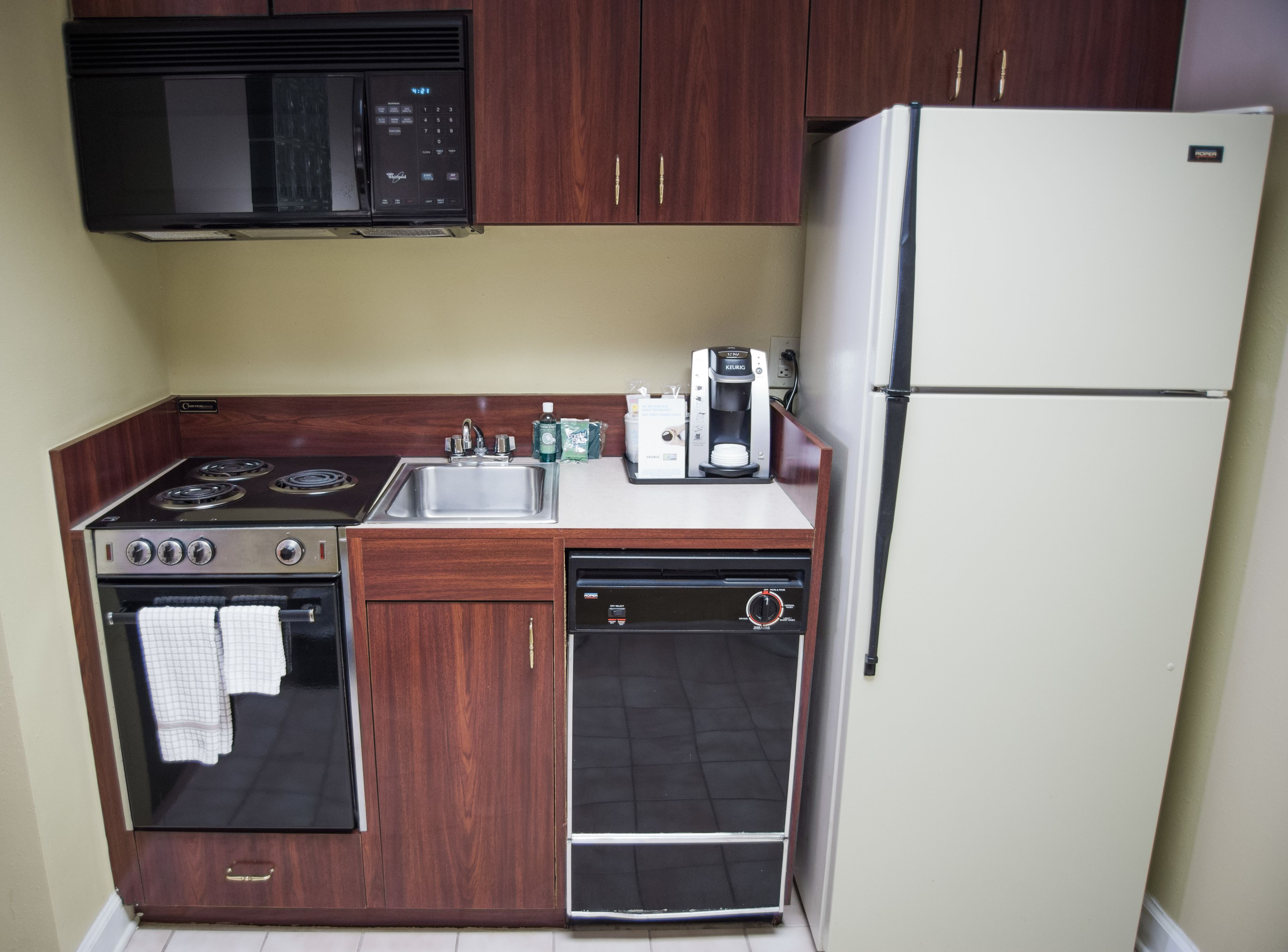 suite, 1 bedroom | private kitchenette | fridge, microwave, coffee/tea maker