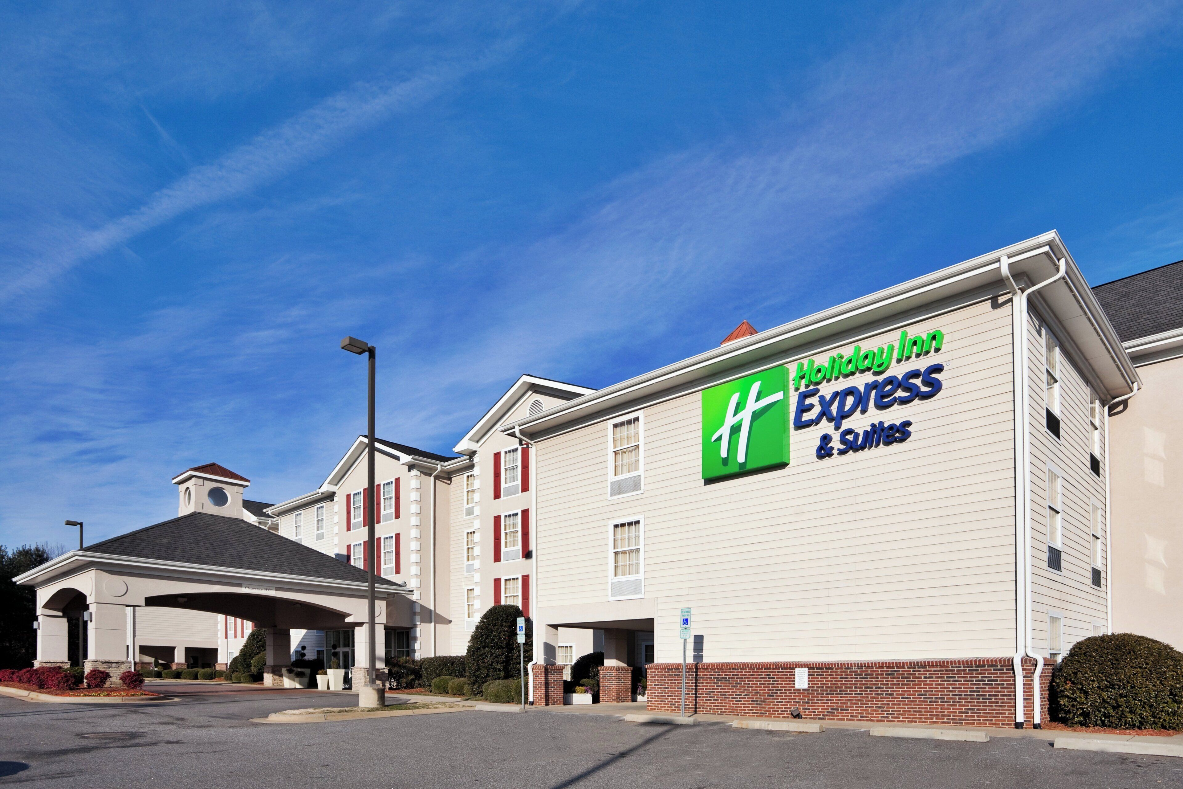 Edificio de Holiday Inn Express con cielo despejado.