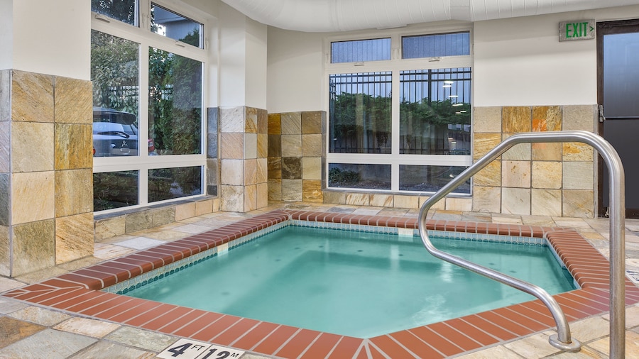 Holiday Inn Express & Suites Tacoma by IHG
