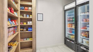 Zona de venta automática con diferentes opciones de aperitivos y bebidas.