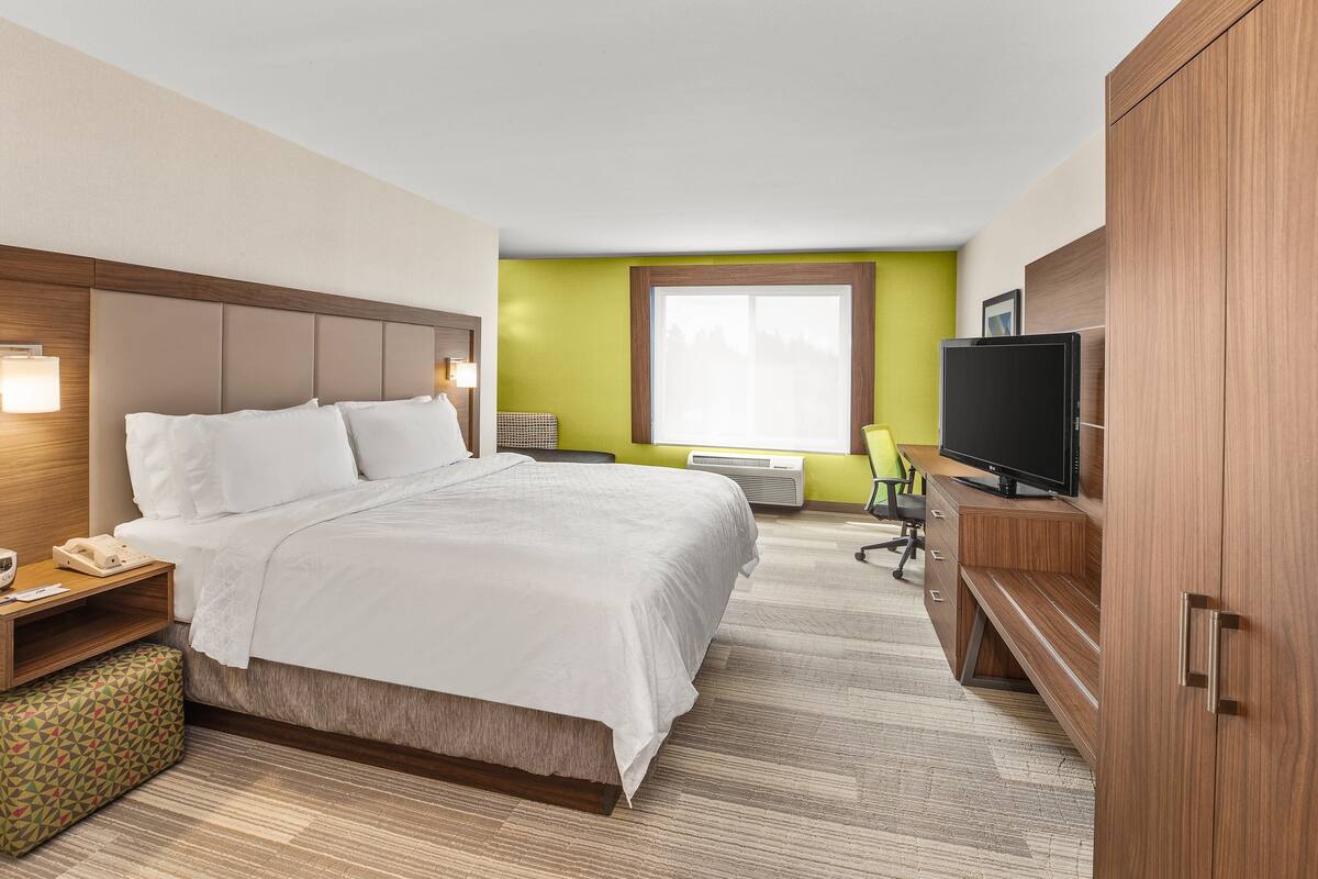 Premium bedding, in-room safe, desk, iron/ironing board