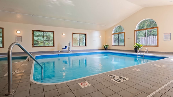 Innendørsbasseng og solsenger