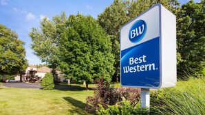 Un letrero con el logotipo y el nombre 'BW Best Western'.