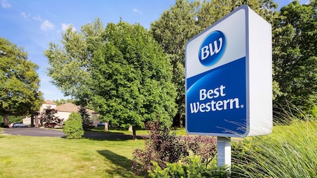 Exterior. Best Western Plaza Hotel Saugatuck