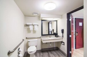 Colchones con pillow-top y caja de seguridad en la habitación