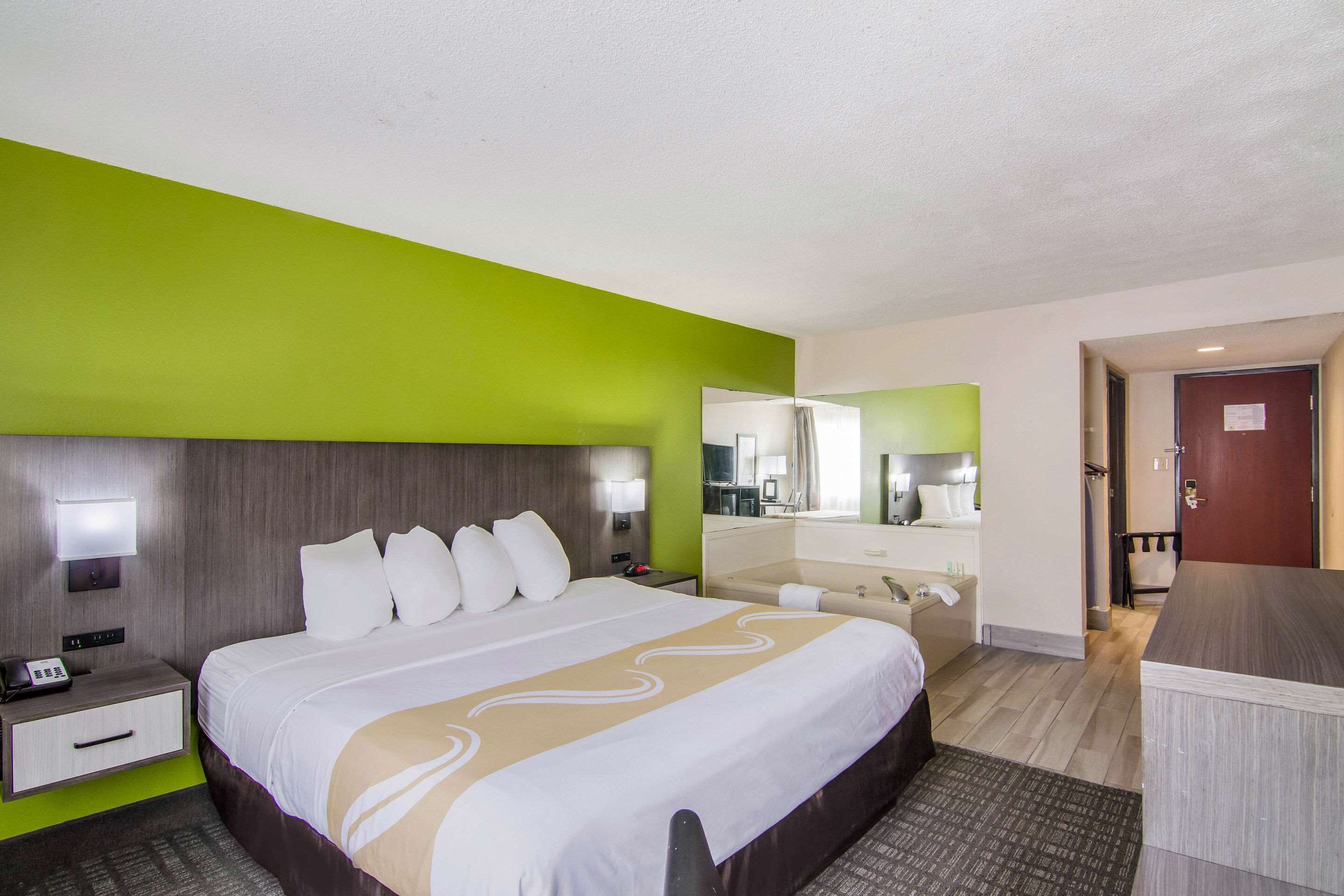 Colchones con pillow-top y caja de seguridad en la habitación 