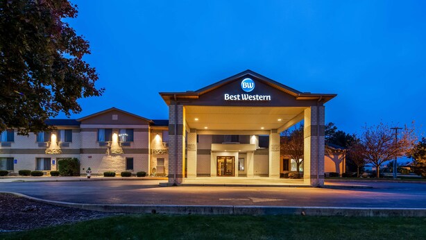 A hotel entrance with a sign reading "Best Western." - Best Western Fostoria Inn & Suites (Fostoria)