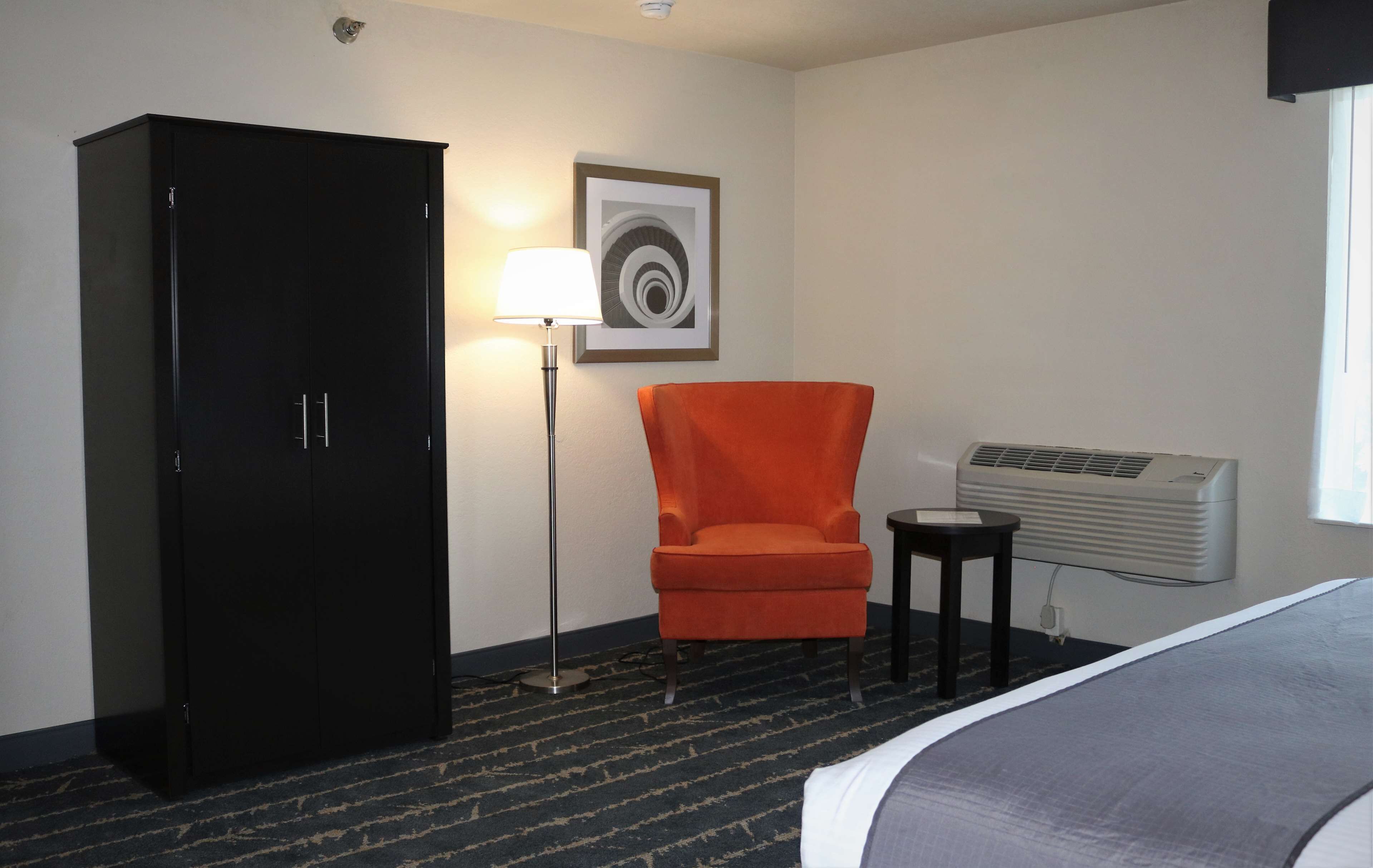 suite, 1 king bed, non smoking, jetted tub | laptop workspace, iron/ironing board, free cots/infant beds, wifi