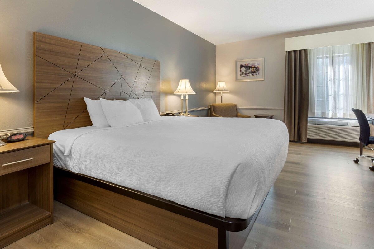 In-room safe, desk, laptop workspace, soundproofing