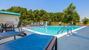 Una piscina al aire libre de temporada