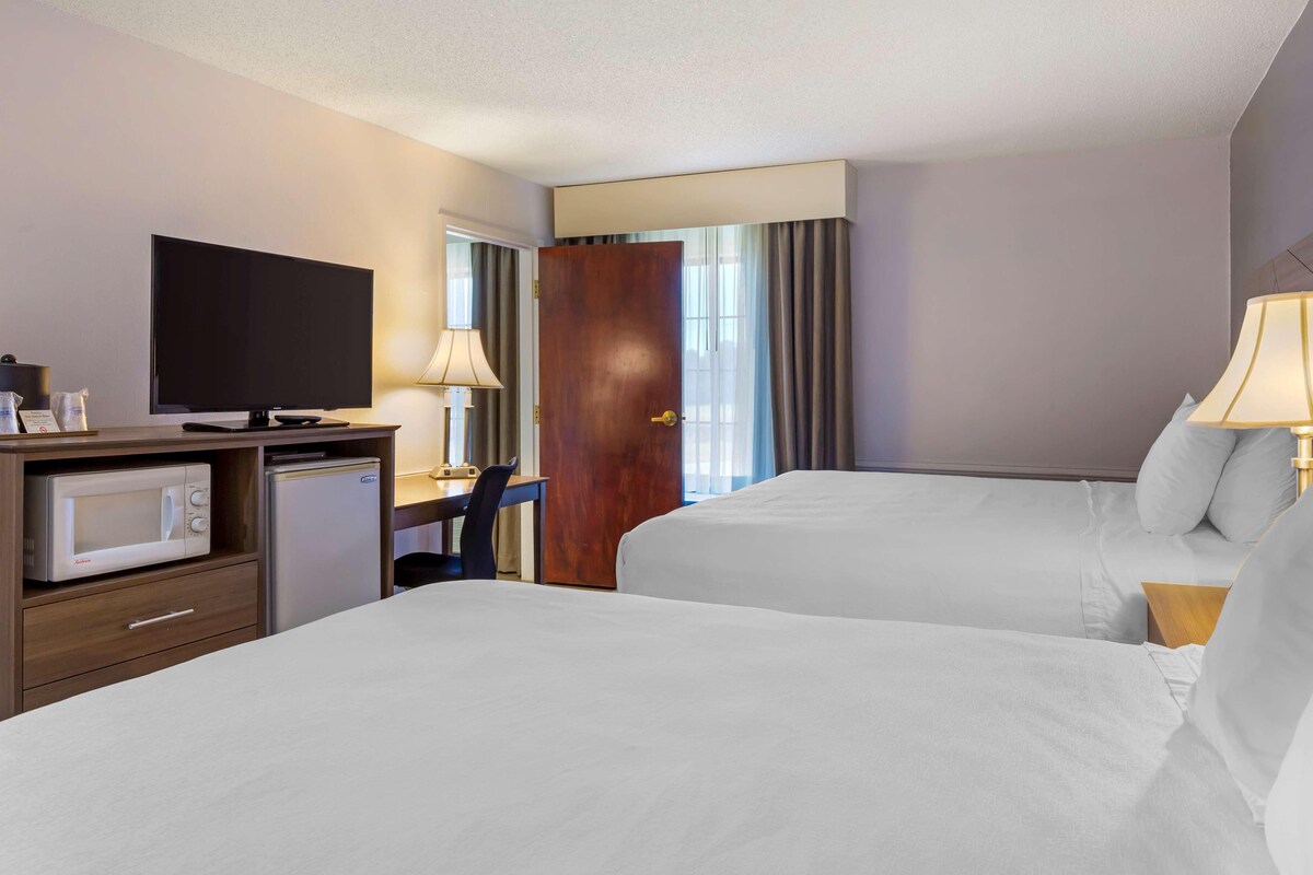In-room safe, desk, laptop workspace, soundproofing