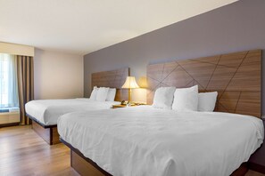 Chambre Standard, 2 grands lits, accessible aux personnes à mobilité réduite | Coffres-forts dans les chambres, bureau